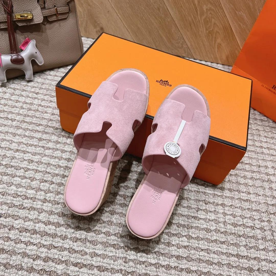 👟👟Ex-factory price 540👟👟 High version of the 2024 spring and summer new HERMES Hermès counter new style. The wedge-heeled Erjiu sandals and slippers, which have been extremely popular recently, are paired with various colorful socks. They are very trendy. Upper: cowhide. Outsole: technological imitation wood sole. Heel height: about 7cm. Size: Female 35-41 (40/41 non-refundable and non-exchangeable)